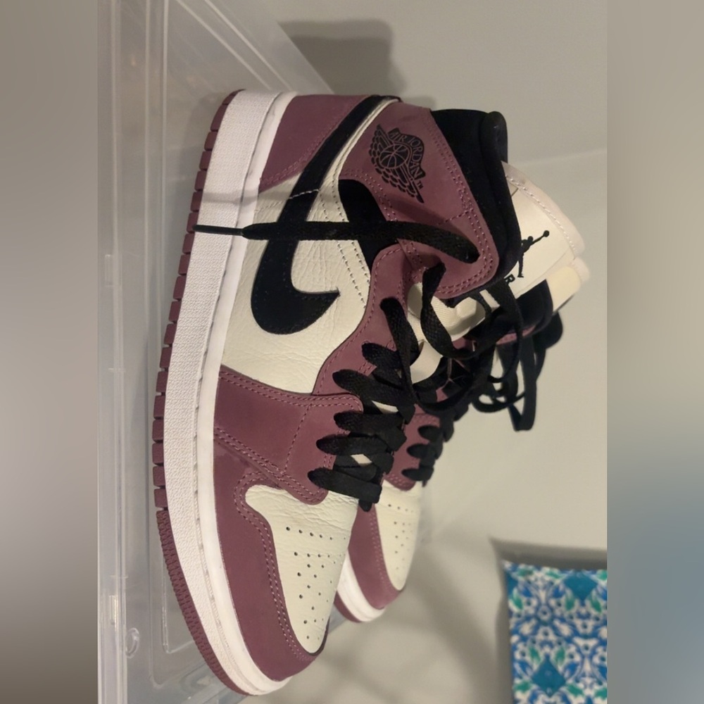 Jordan 1 Mid SE in ‘BERRY PINK’